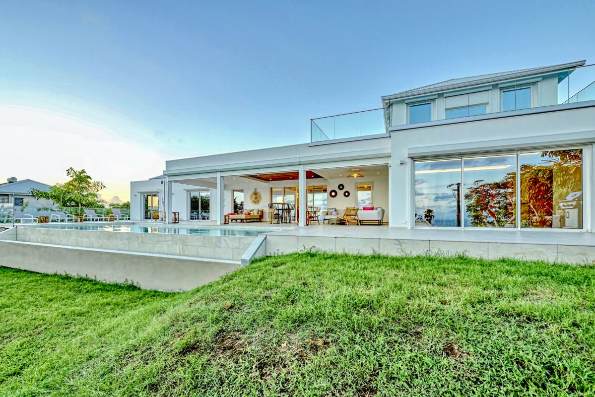 2.Location villa de luxe piscine vue mer Ste Anne Guadeloupe_Vue ensemble